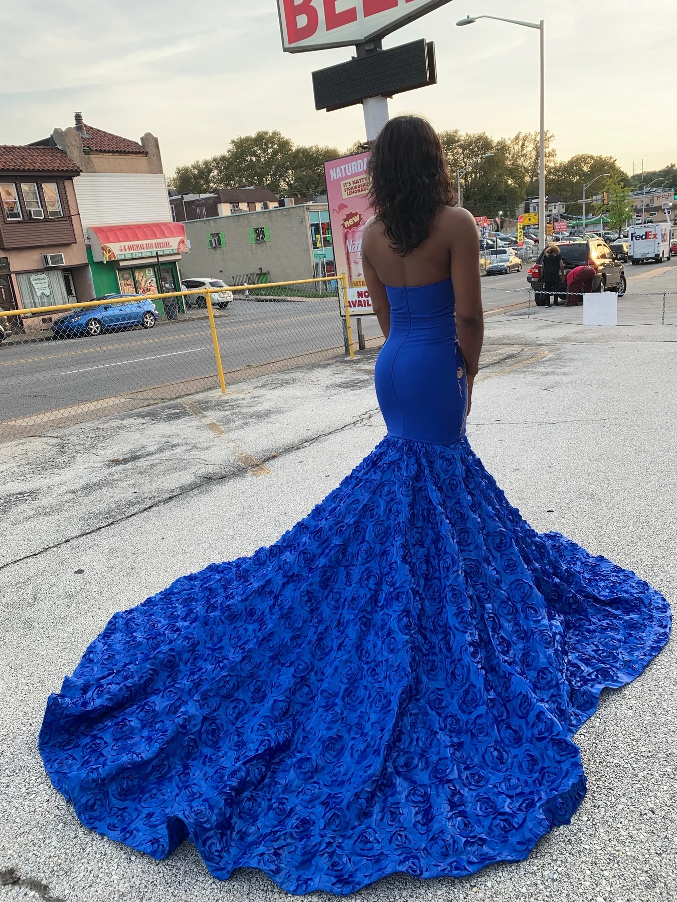 Plus Size Royal Blue Evening Dresses African 2022 Halter Neck Backless Trumpet Prom Dress Black Girls Gold Sequin Formal Party Dubai Arabic Robes De S