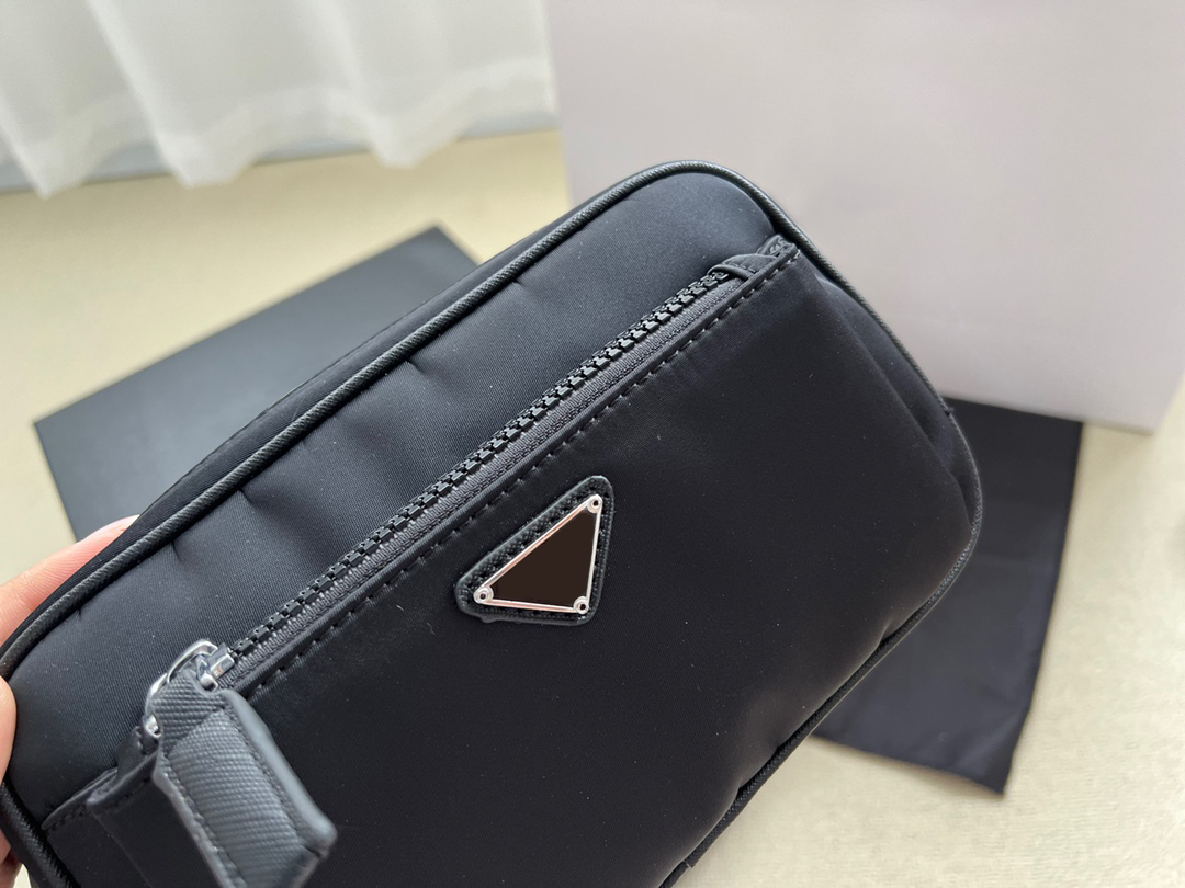 Women Designer Bum Bag Fashion Shoulder Bags Luxury Brand Fanny Packs Triangle Chestbag Mens Bumbags Street Style Crossbody 2208132D
Women Designer Bum Bag Fashion Shoulder Bags Luxury Brand Fanny Packs Triangle Chestbag Mens Bumbags Street Style Crossbody 2208132D