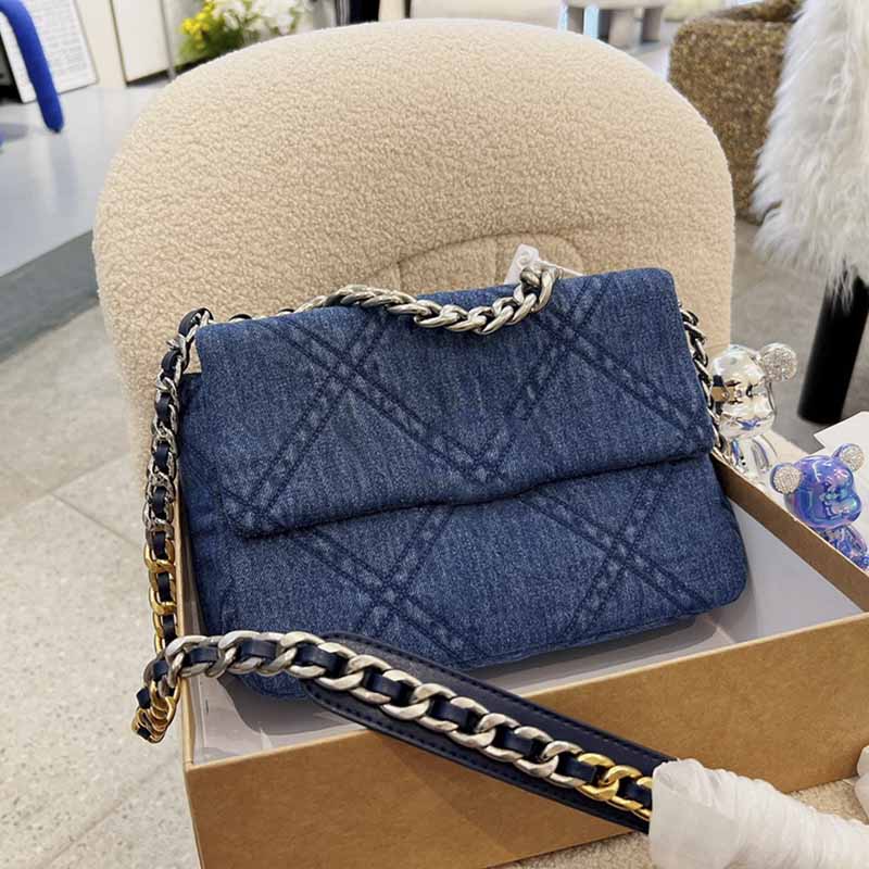 25cm Classic Jumbo Designer Bag Women Deep Blue Blue Denim Cowboy Tote Bags Silver Metal Handle Hardware MultiColor Chain Diamond Quilting Handbags Designers, Box
25cm Classic Jumbo Designer Bag Women Deep Blue Blue Denim Cowboy Tote Bags Silver Metal Handle Hardware MultiColor Chain Diamond Quilting Handbags Designers, Box