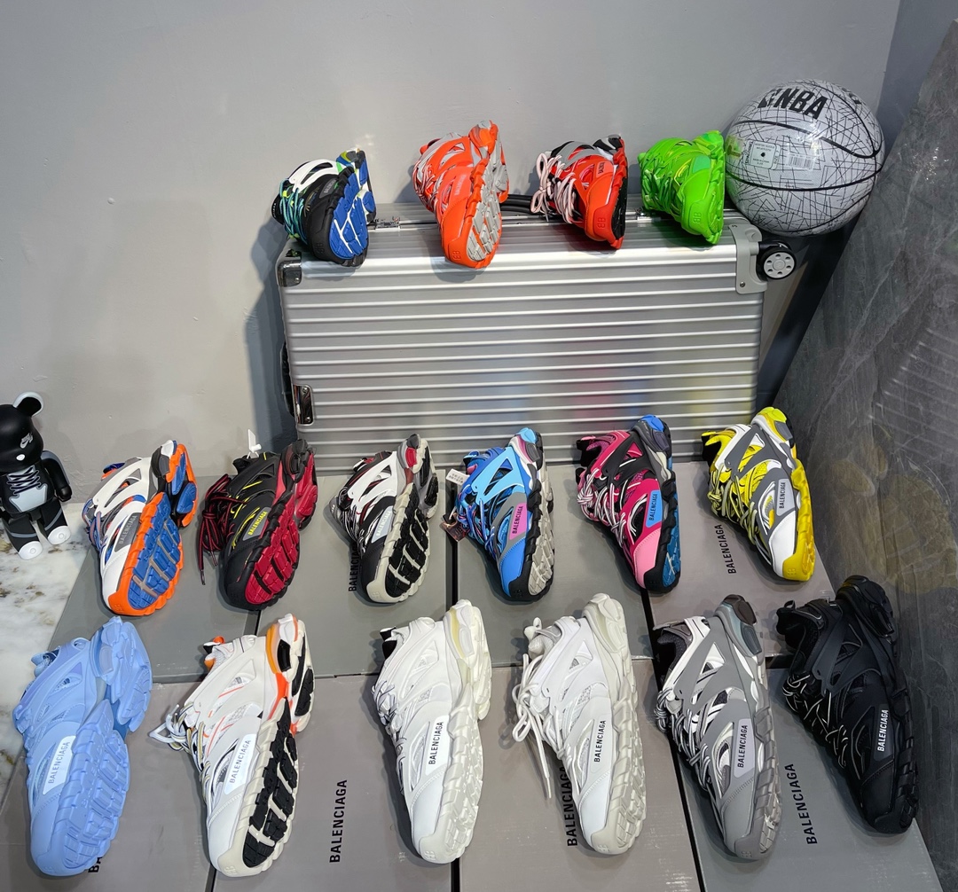 AAAA 1:1 Dupe Balenciaga TRACK 3.0 men women sneaker Lace-Up shoe Mixed Colors Fashion dad shoe Outdoor sports platform shoes size 35-45, 18
AAAA 1:1 Dupe Balenciaga TRACK 3.0 men women sneaker Lace-Up shoe Mixed Colors Fashion dad shoe Outdoor sports platform shoes size 35-45, 18