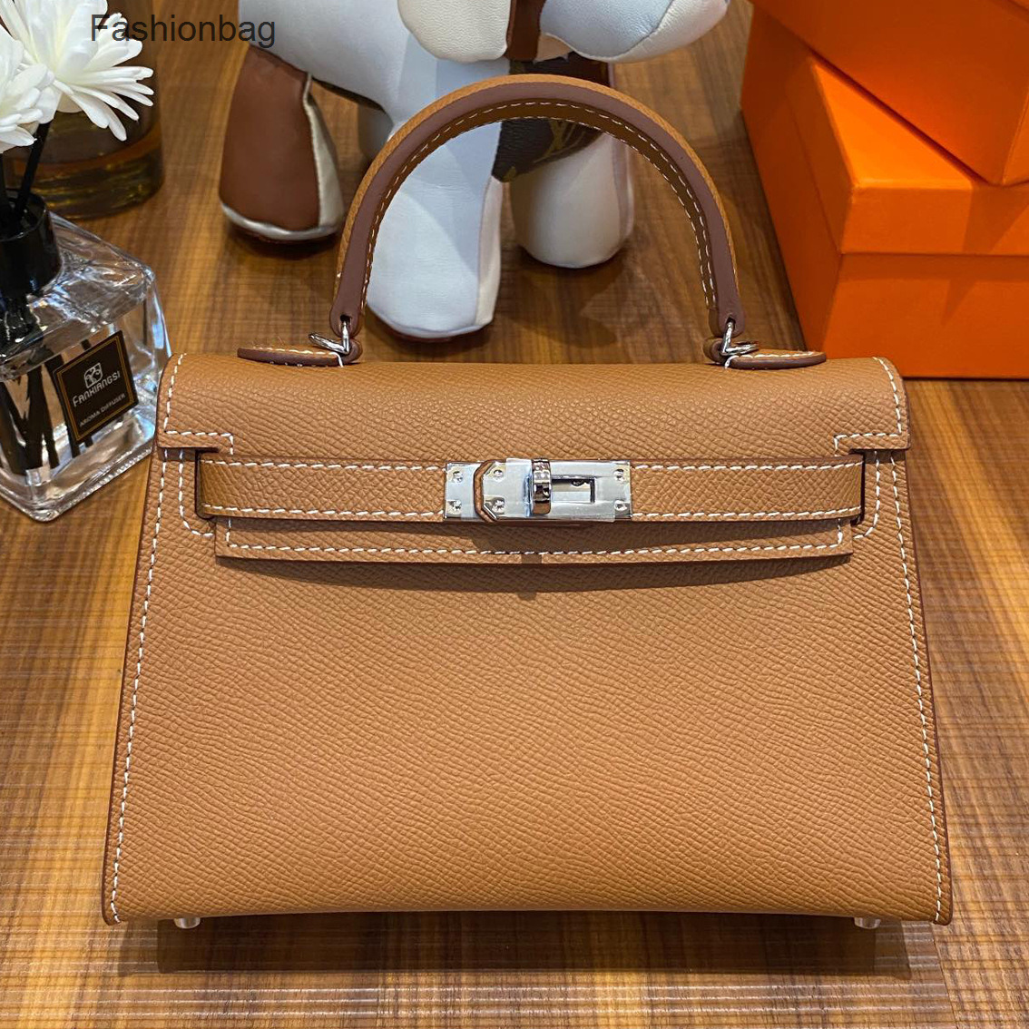 Kellies Woman Bag Designer Bags Hermee 2022 Texture Second Generation Mini Palm Print Cowhide Women's Single Shoulder Portable Messenger KelIy, Golden brown gold button
Kellies Woman Bag Designer Bags Hermee 2022 Texture Second Generation Mini Palm Print Cowhide Women's Single Shoulder Portable Messenger KelIy, Golden brown gold button