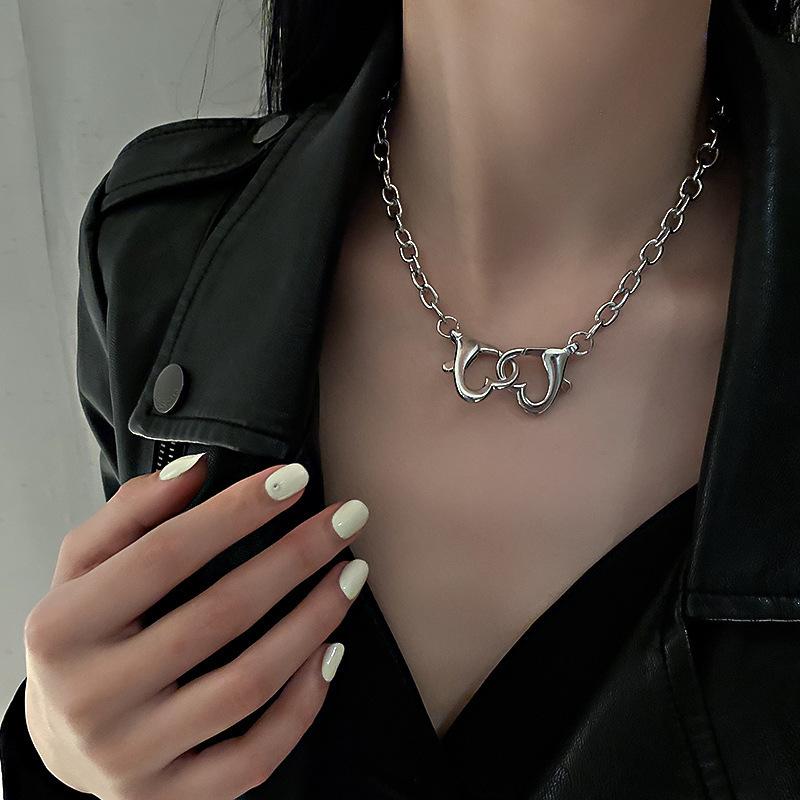Chokers Punk Lock Buckle Heart Metal Clavicle Chain Vintage Simple Unique Openable Choker For Female Hip Hop Trend AccessoriesChokers
Chokers Punk Lock Buckle Heart Metal Clavicle Chain Vintage Simple Unique Openable Choker For Female Hip Hop Trend AccessoriesChokers