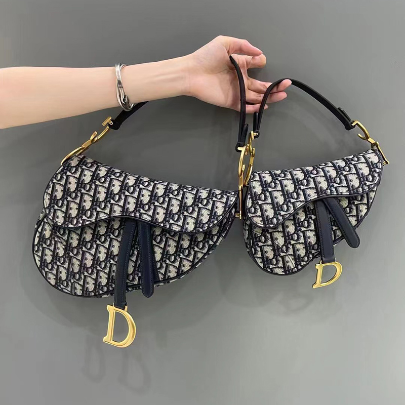 DUPE Cosmetic Bags saddle Fashion is fleeting classics last forever Fashion is a cycle only size 23cm
DUPE Cosmetic Bags saddle Fashion is fleeting classics last forever Fashion is a cycle only size 23cm