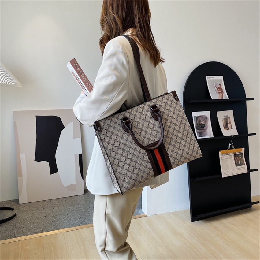large capacity tote leisure fashion simple Single Messenger 70% factory for sale, Trumpet
large capacity tote leisure fashion simple Single Messenger 70% factory for sale, Trumpet