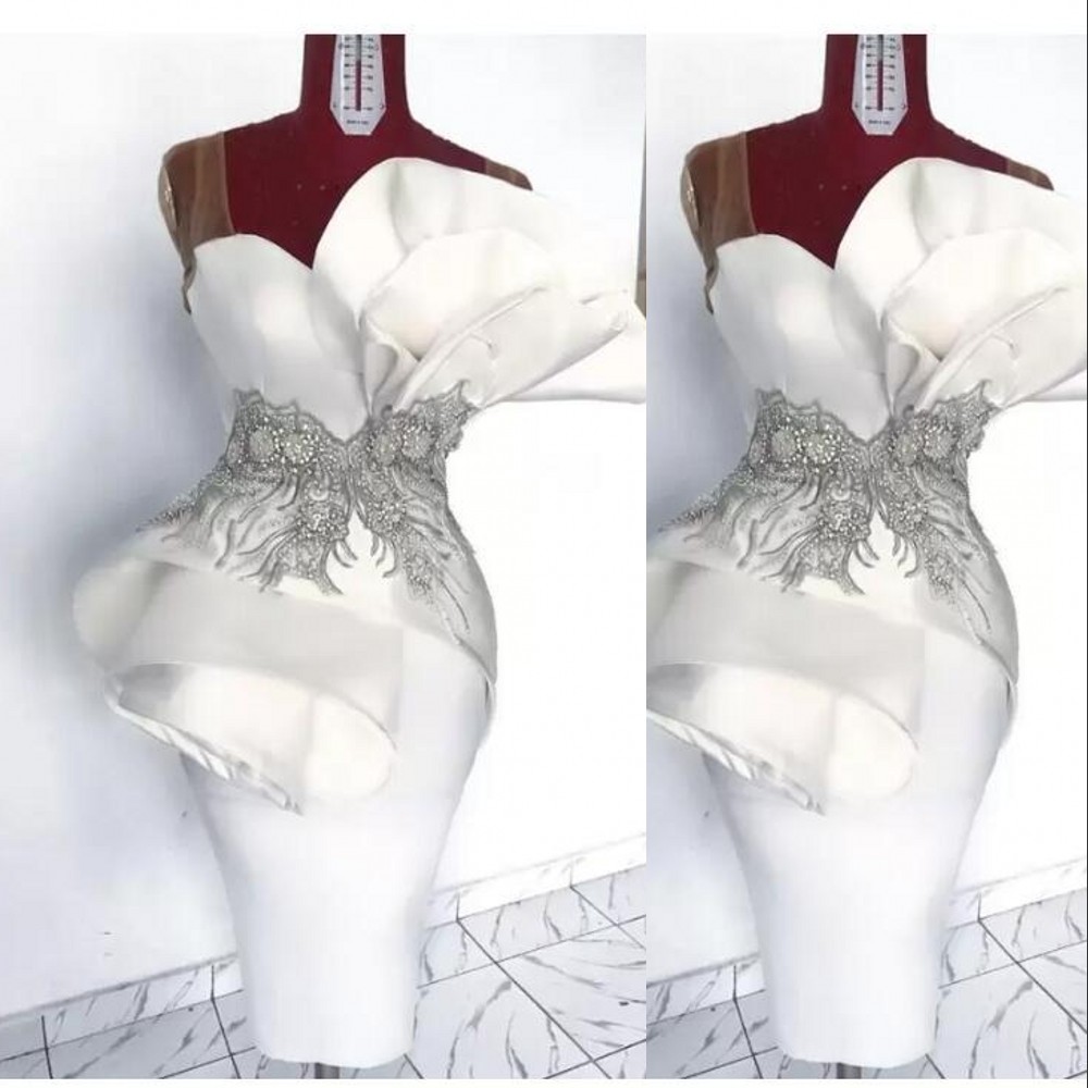 2022 Sexy White Cocktail Dresses Ruched Satin Knee Length Short Prom Evening Gowns Crystal Sequins Beaded Appliques Arabic Formal Homecoming Party Clu