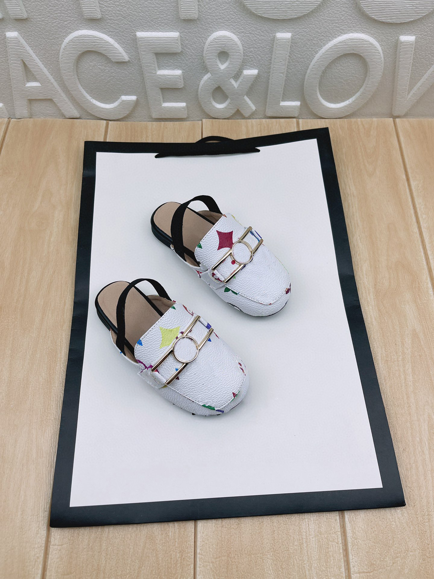 2022 Luxury Kids Designer slippers Sandals Boys Girls Child Shoes Children Fashion Letter Printed with Badge Sandal Summer slippers baby Slipper Sandals, Shipping pay
2022 Luxury Kids Designer slippers Sandals Boys Girls Child Shoes Children Fashion Letter Printed with Badge Sandal Summer slippers baby Slipper Sandals, Shipping pay