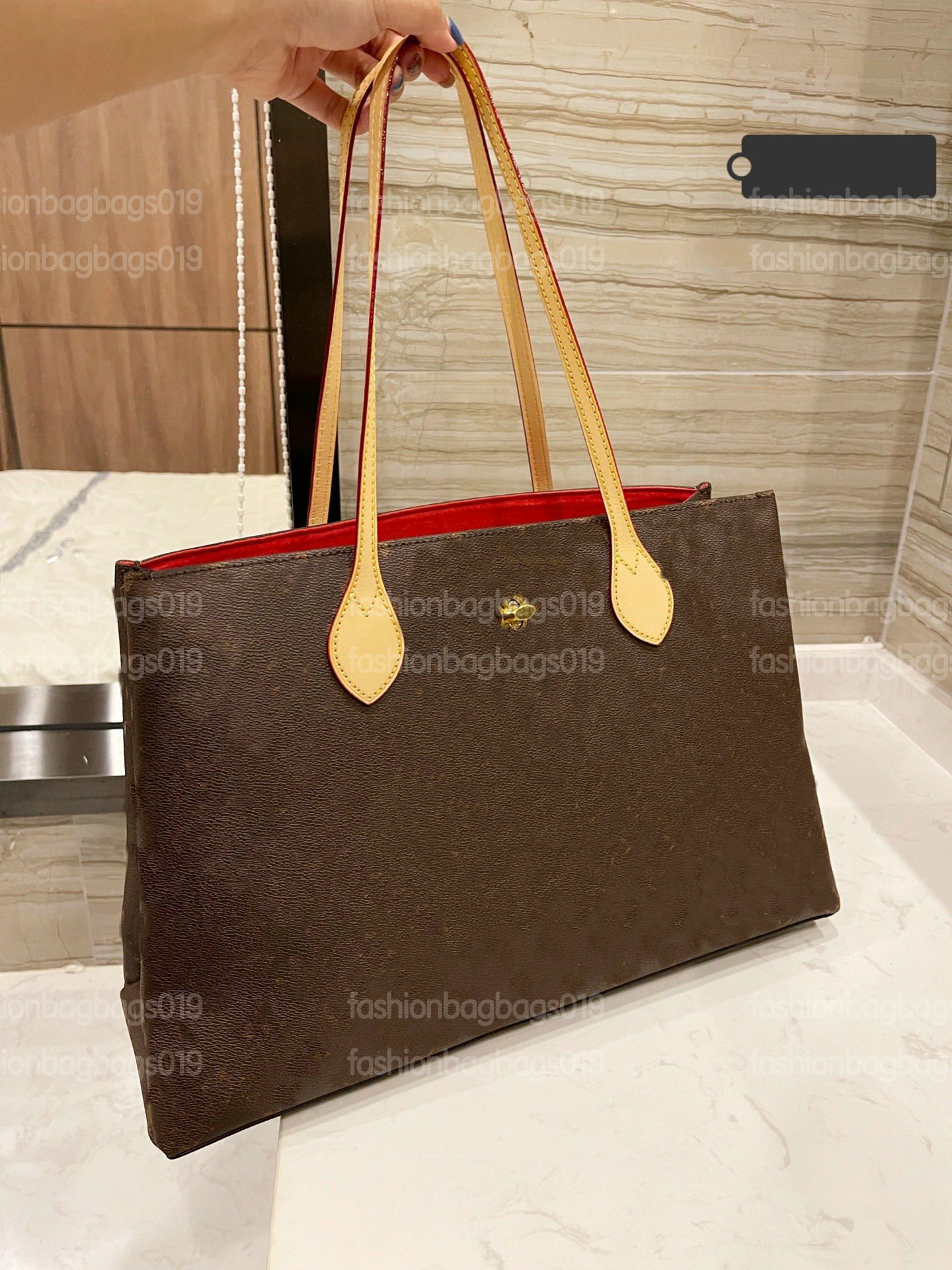 LOCKME SHOPPER Large Capacity Tote Bag Iconic Golden Metal Logo Initials Lock Monograms Canvas Shoulder Bag Unisex Designer Luxurys Handbag
LOCKME SHOPPER Large Capacity Tote Bag Iconic Golden Metal Logo Initials Lock Monograms Canvas Shoulder Bag Unisex Designer Luxurys Handbag