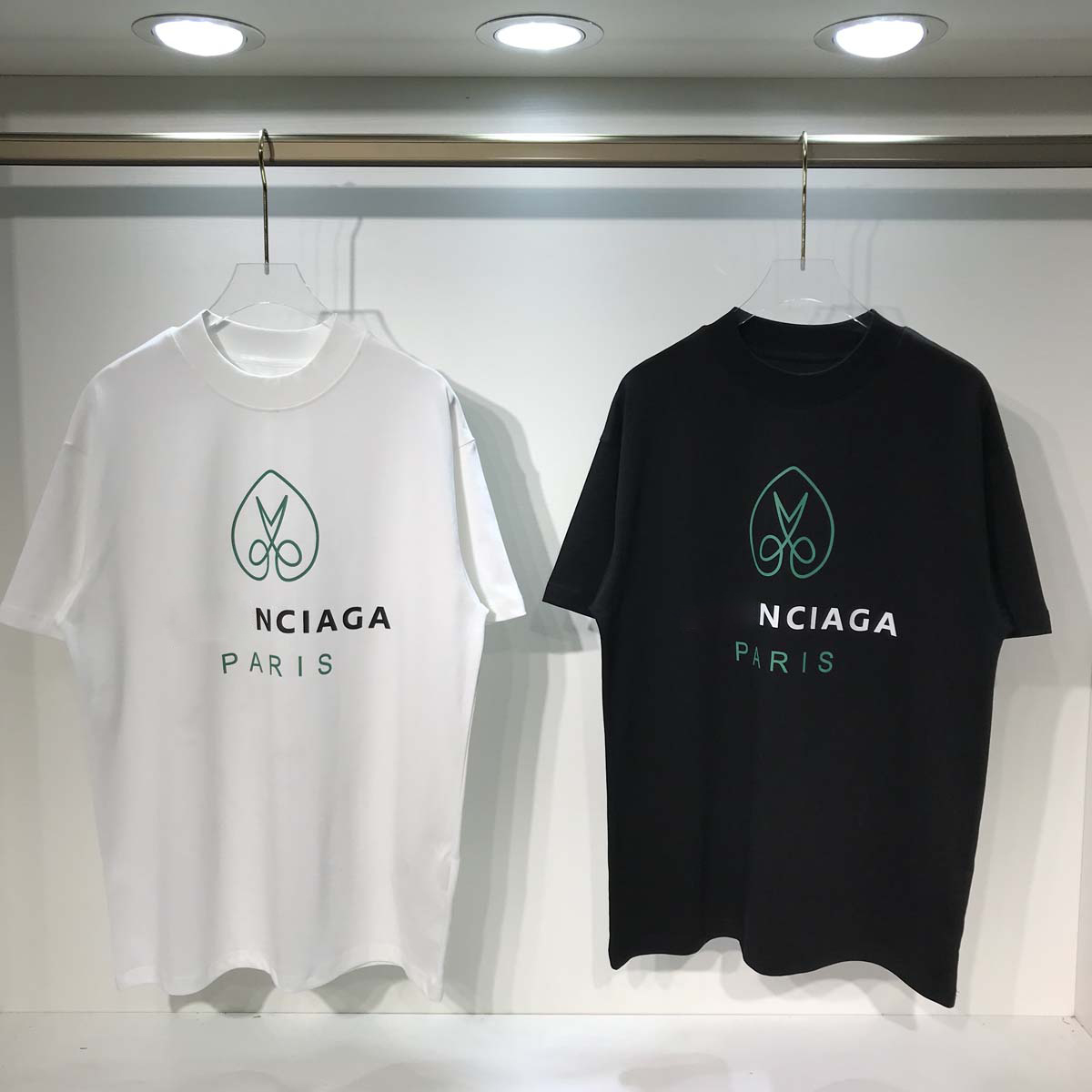 2022 NEW Mens Womens Designer Men's Plus Tees Printed Fashion man Top Quality Cotton Casual Tees Short Sleeve Luxury Hip Hop Streetwear, Black
2022 NEW Mens Womens Designer Men's Plus Tees Printed Fashion man Top Quality Cotton Casual Tees Short Sleeve Luxury Hip Hop Streetwear, Black