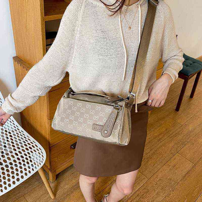 Factory Online Export Designer Bags 2022 New Women's Fashion Waterproof Single Shoulder Diagonal Cloth Cylinder, Khaki
Factory Online Export Designer Bags 2022 New Women's Fashion Waterproof Single Shoulder Diagonal Cloth Cylinder, Khaki