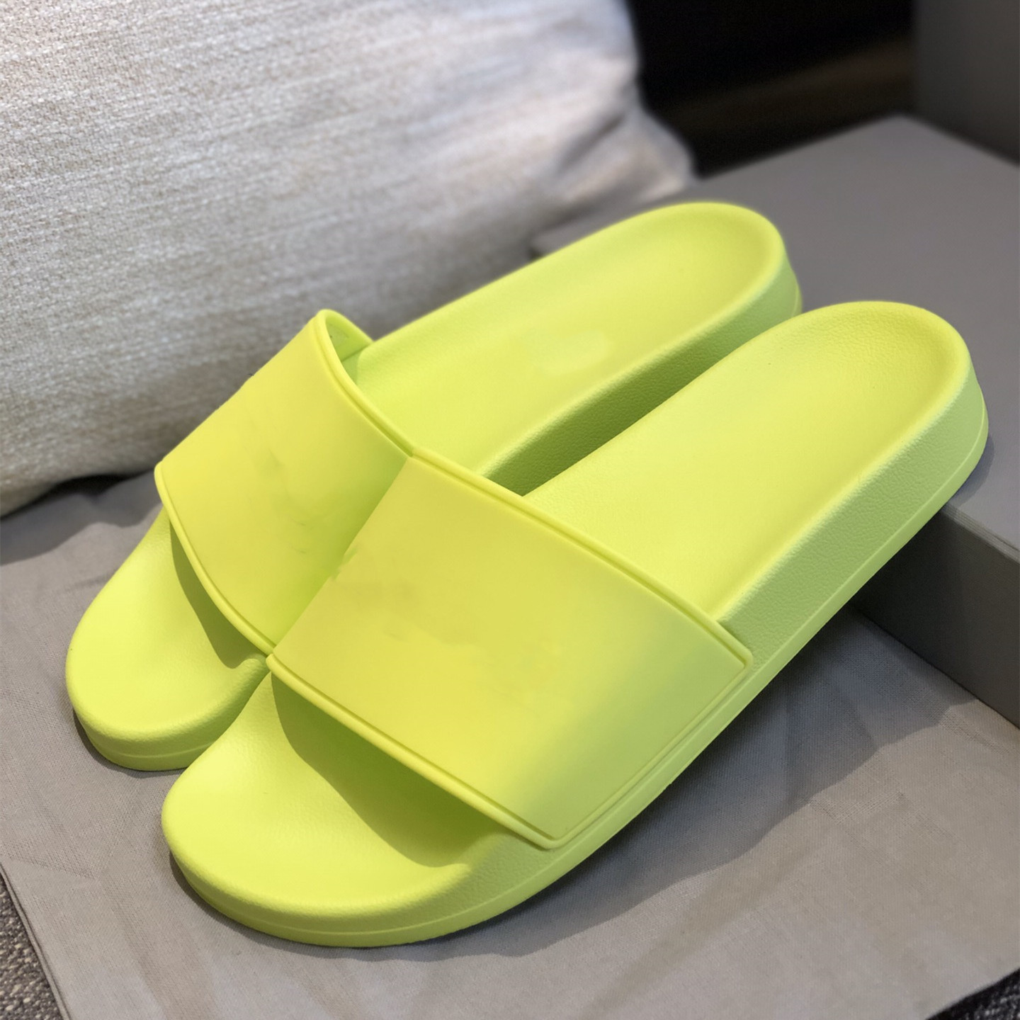 New Designer Latest Color Slippers Men Woman Size 35-44 Thick Bottom Flat Slides Pillow Comfort Lady Sandals Bubble Shoes High Heel Slippers, Lightgreen
New Designer Latest Color Slippers Men Woman Size 35-44 Thick Bottom Flat Slides Pillow Comfort Lady Sandals Bubble Shoes High Heel Slippers, Lightgreen