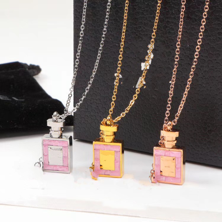2023 pendant pink diamond bottle necklace high polished easy chic letter logo engrave choker Stainless Steel Gold silver rose girls Women 45cm extender chain 5cm
2023 pendant pink diamond bottle necklace high polished easy chic letter logo engrave choker Stainless Steel Gold silver rose girls Women 45cm extender chain 5cm