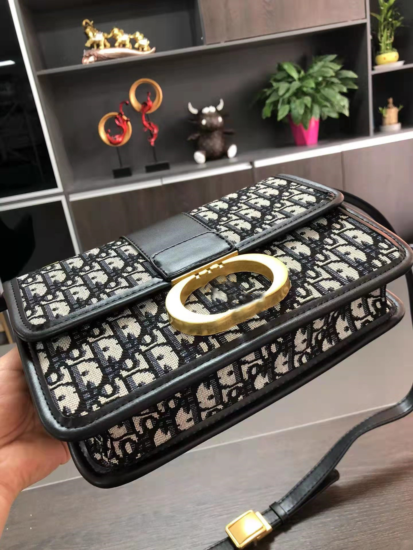 Top New Luxury Gold Bead Chain Shoulder Bag Leather Mini Small Case French Designer Handbags Hot totes purse Women fashion High Quality Wallets Cross Body, Split
Top New Luxury Gold Bead Chain Shoulder Bag Leather Mini Small Case French Designer Handbags Hot totes purse Women fashion High Quality Wallets Cross Body, Split