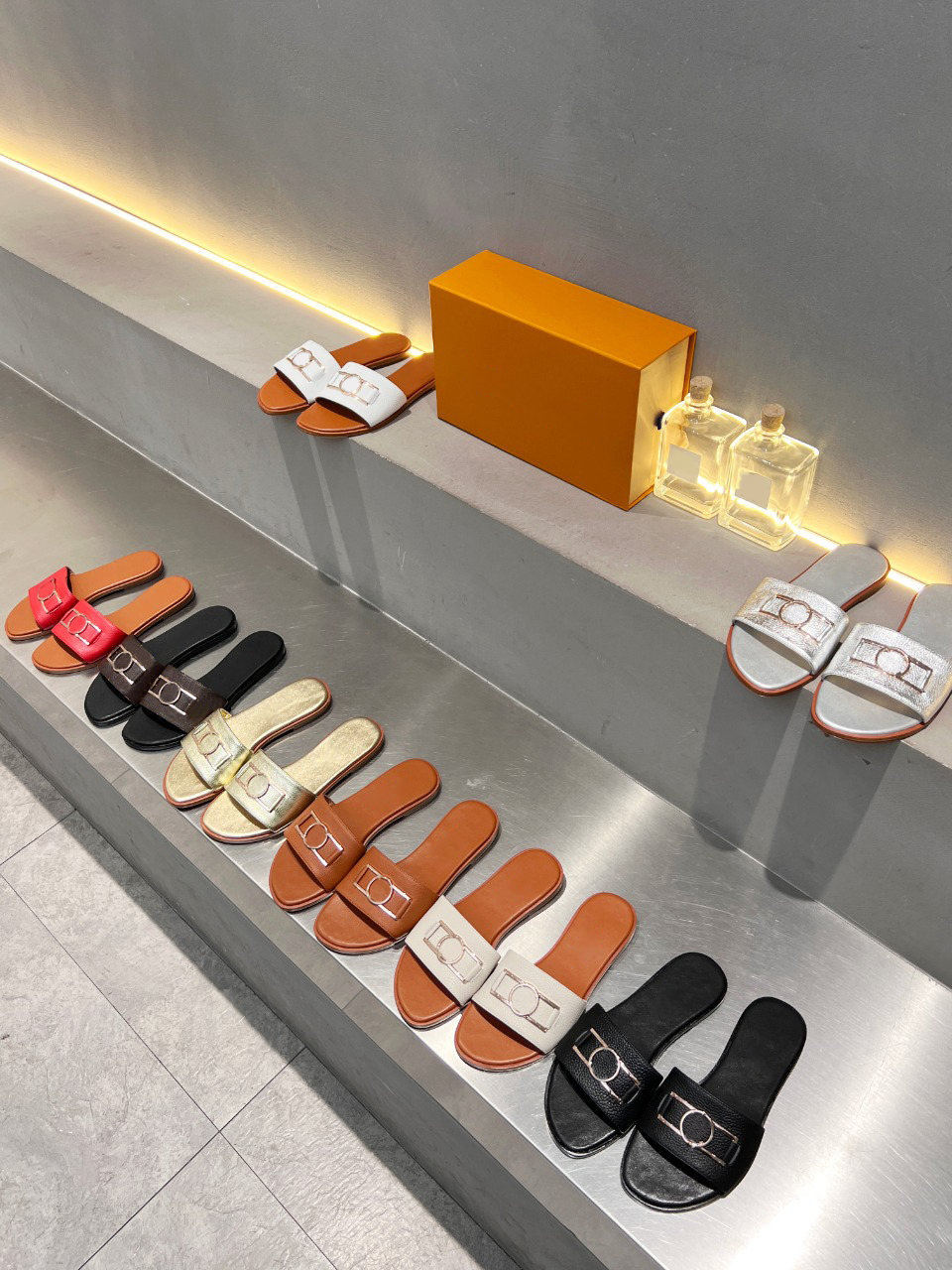 Summer Women Slippers Sandals LOCK IT FLAT MULE Black Cognac Brown Raffia Calf Leather indoor Slipper Designer Luxury Fashion Ladies Beach Flat Flip Flops, Customized
Summer Women Slippers Sandals LOCK IT FLAT MULE Black Cognac Brown Raffia Calf Leather indoor Slipper Designer Luxury Fashion Ladies Beach Flat Flip Flops, Customized