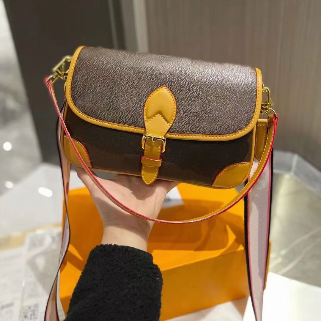 fashion womens designer shoulder bags diane woman baguette cross body M45985 two strap handbags classic, I need see other prodcut
fashion womens designer shoulder bags diane woman baguette cross body M45985 two strap handbags classic, I need see other prodcut