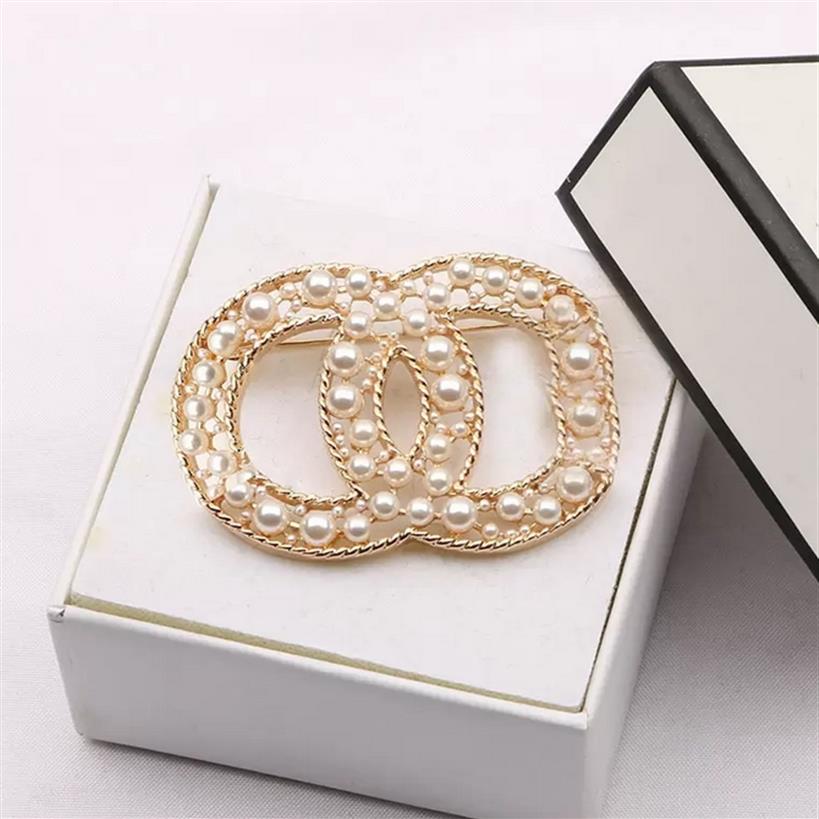 19style Classic Brand Designer Letters Brooch Women Geometric Crystal Rhinestone Pearl Broochs Fashion Simple Small Sweet Wind Lad305T
19style Classic Brand Designer Letters Brooch Women Geometric Crystal Rhinestone Pearl Broochs Fashion Simple Small Sweet Wind Lad305T
