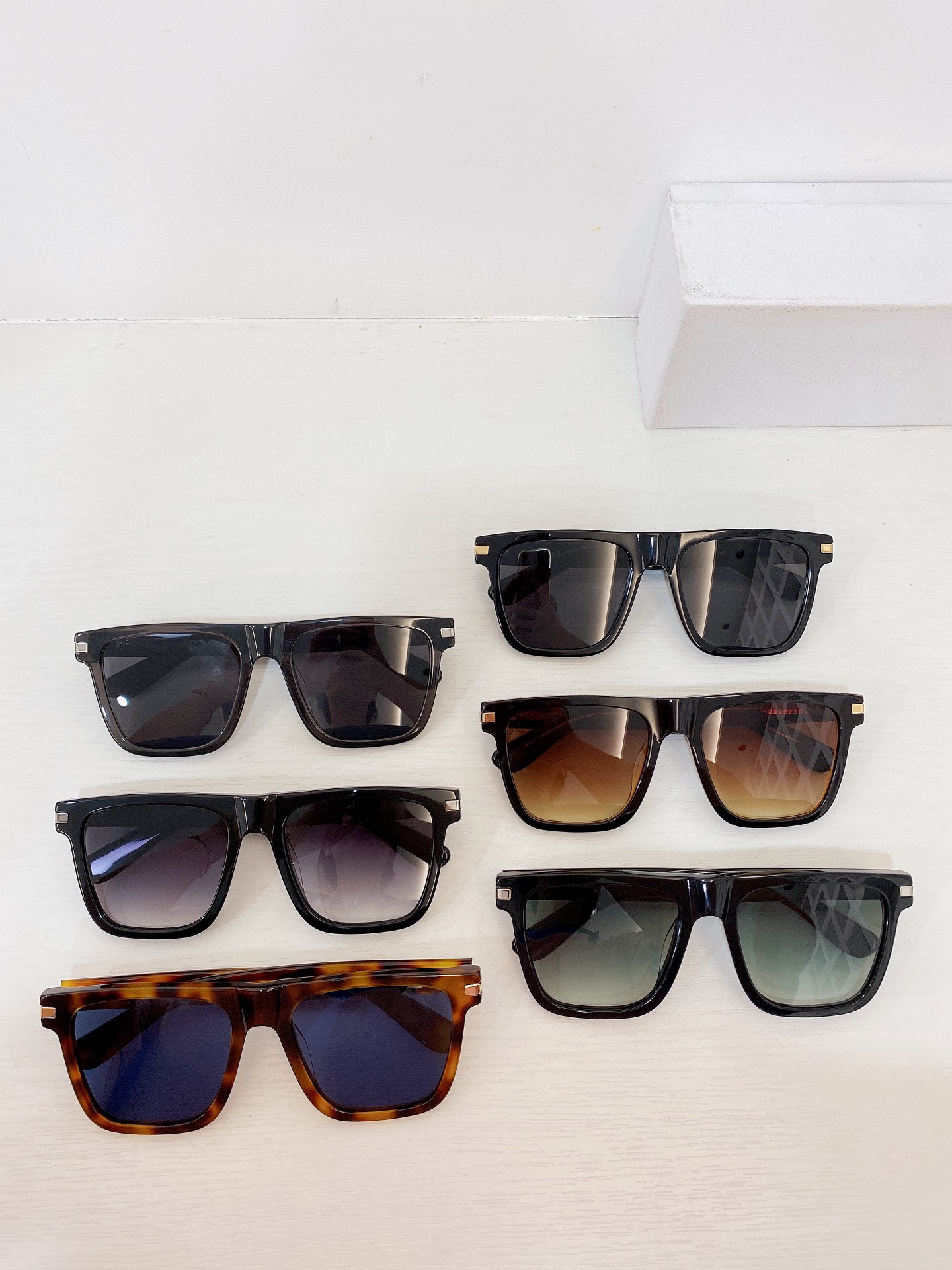 Men Sunglasses For Women Latest Selling Fashion Sun Glasses Mens Sunglass Gafas De Sol Top Quality Glass UV400 Lens With Random Matching 62YS
Men Sunglasses For Women Latest Selling Fashion Sun Glasses Mens Sunglass Gafas De Sol Top Quality Glass UV400 Lens With Random Matching 62YS