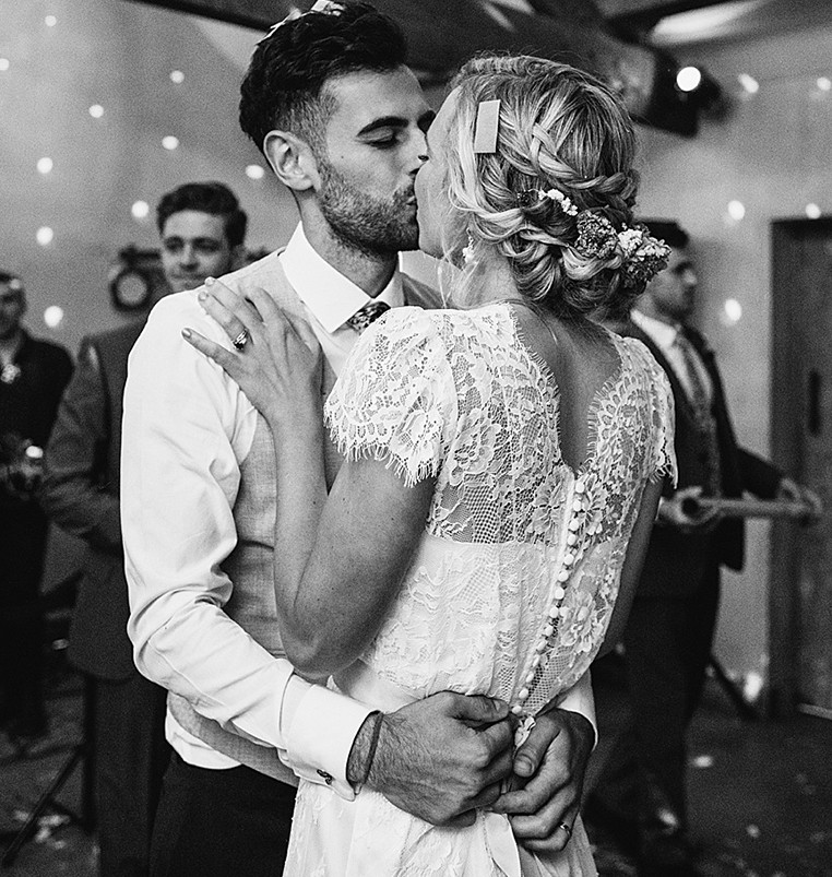 Boho Sheer Lace V-Neck Beach Wedding Dress Cap Sleeves Custom Made A Line Romantic Buttons Rustic Garden Bridal Gowns Vestido de Novia Robe Mariee