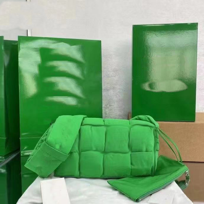 2022 new green nylon fabric women's shoulder bag fashion pleated cloud bag women's advanced handbag women's messenger bag
2022 new green nylon fabric women's shoulder bag fashion pleated cloud bag women's advanced handbag women's messenger bag