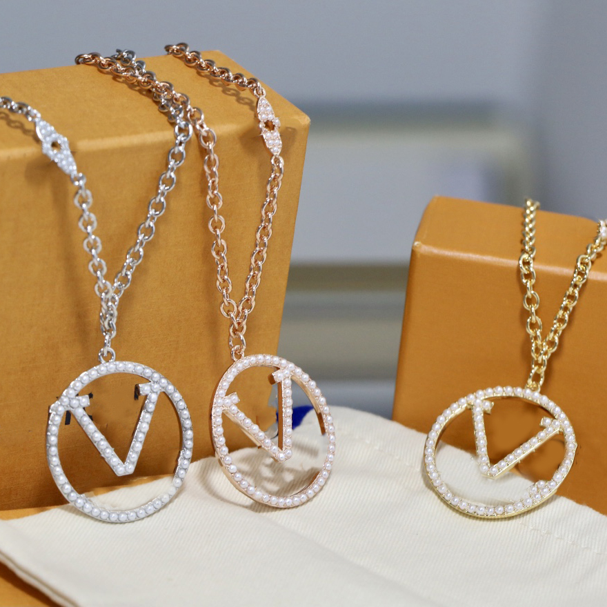 Designer V Letter Pendant Necklace - Luxury 18K Gold Plated Crystal Pearl Rhinestone Jewelry for Women's Wedding Party
Designer V Letter Pendant Necklace - Luxury 18K Gold Plated Crystal Pearl Rhinestone Jewelry for Women's Wedding Party