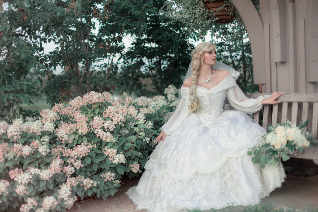 Vintage Victorian Ball Gown Wedding Dresses Tiered Lace Appliques Long Bridal Wedding Gowns Beaded V-neck Corset Princess Bride Dress 2022 New