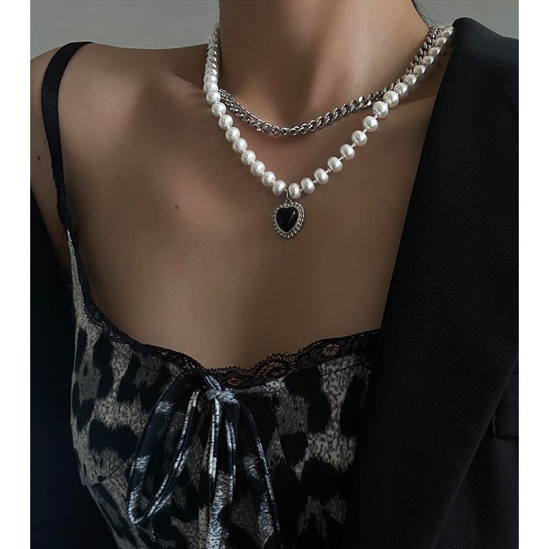 Chains European And American Hip-hop Black Agate Love Pearl Stitching Metal Clavicle Chain Female Senior Retro Niche Cuban NecklaceChains
Chains European And American Hip-hop Black Agate Love Pearl Stitching Metal Clavicle Chain Female Senior Retro Niche Cuban NecklaceChains