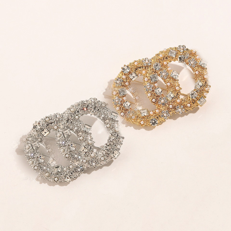 Luxury Brand Designer Stainless Steel Letter Pins Brooches Famous Women Gold Silver Crysatl Pearl Rhinestone Cape Buckle Brooch Suit Pin Jewerlry Accessories
Luxury Brand Designer Stainless Steel Letter Pins Brooches Famous Women Gold Silver Crysatl Pearl Rhinestone Cape Buckle Brooch Suit Pin Jewerlry Accessories