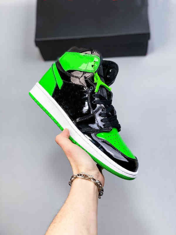 New 1S high top board Basketball 1 shoes man women patent leather fluorescent green Beika blue black red paint finish lard buckle
New 1S high top board Basketball 1 shoes man women patent leather fluorescent green Beika blue black red paint finish lard buckle