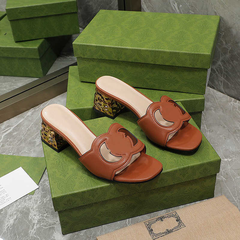 2022 Designer Women Sandals Interlocking Cut-out Slide Leather High Heels Girls Fashion Rubber Sandal Summer Beach Flip Flops NO384
2022 Designer Women Sandals Interlocking Cut-out Slide Leather High Heels Girls Fashion Rubber Sandal Summer Beach Flip Flops NO384
