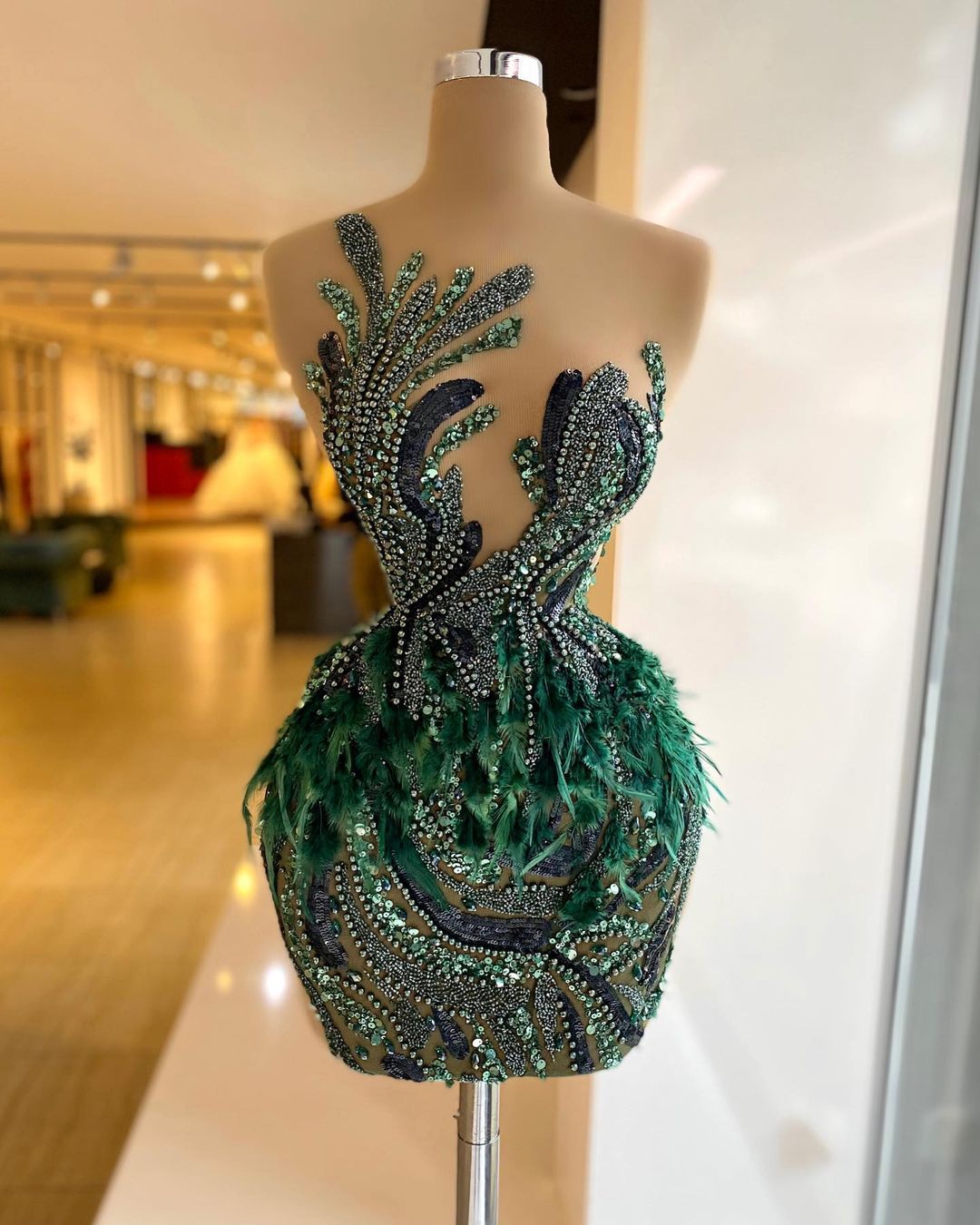 Glamorous Dark Green Feather Prom Dresses Beaded Sequined Mini Evening Dress Custom Made Sleeveless Sexy Party Gown