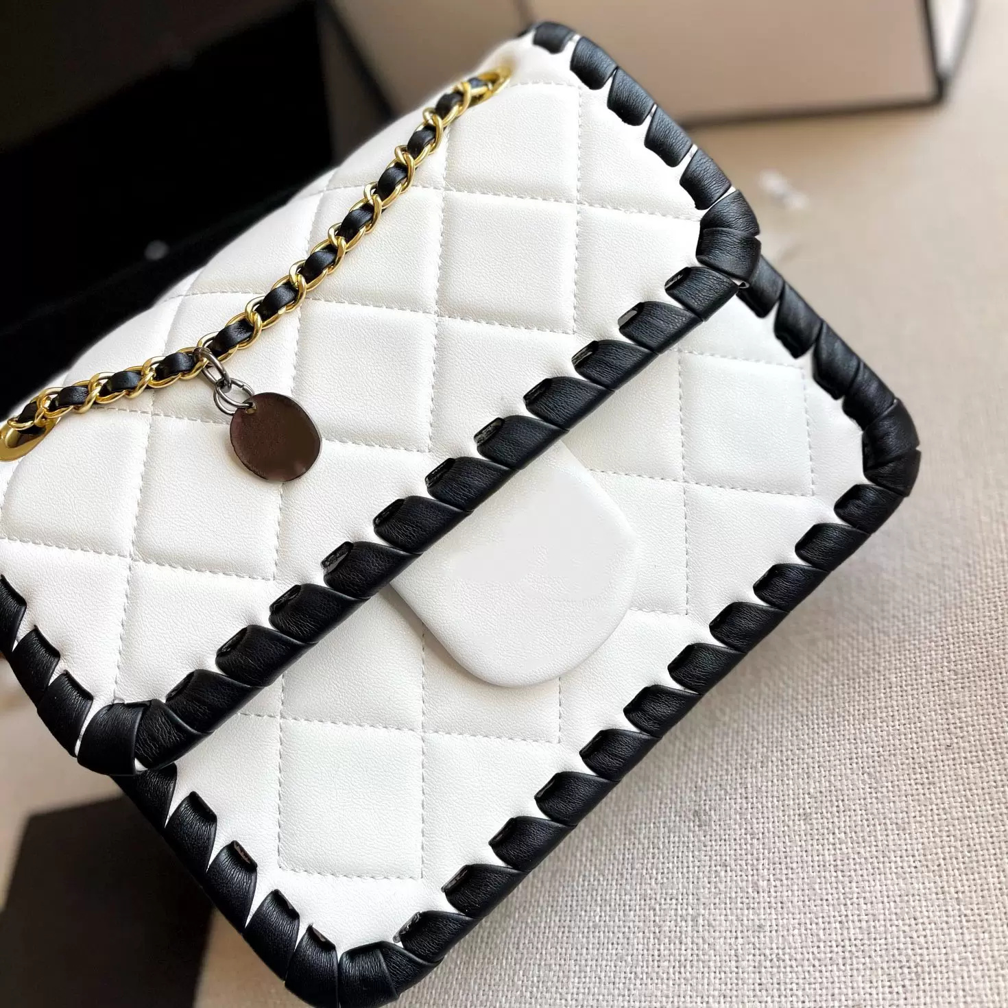 22Ss Mini Braided Tofu Flap Bag Calfskin Sequined Contrast Color Design Classic Quilted Hardware Chain Crossbody Shoulder Bag Designer Luxury Clutch L58 Sacoche, No box
22Ss Mini Braided Tofu Flap Bag Calfskin Sequined Contrast Color Design Classic Quilted Hardware Chain Crossbody Shoulder Bag Designer Luxury Clutch L58 Sacoche, No box