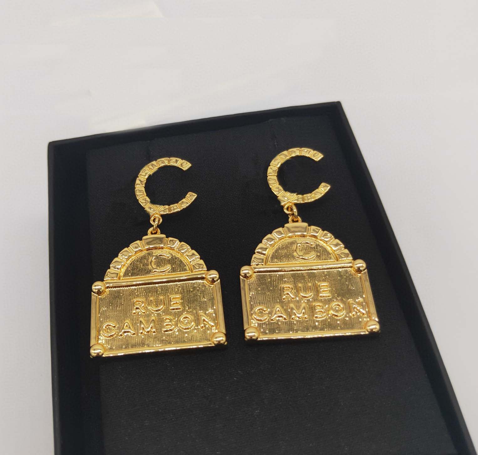 2022 Top quality Charm drop earring with handbag shape desin in small and large size for women engagement jewelry gift have box stamp PS4307A
2022 Top quality Charm drop earring with handbag shape desin in small and large size for women engagement jewelry gift have box stamp PS4307A