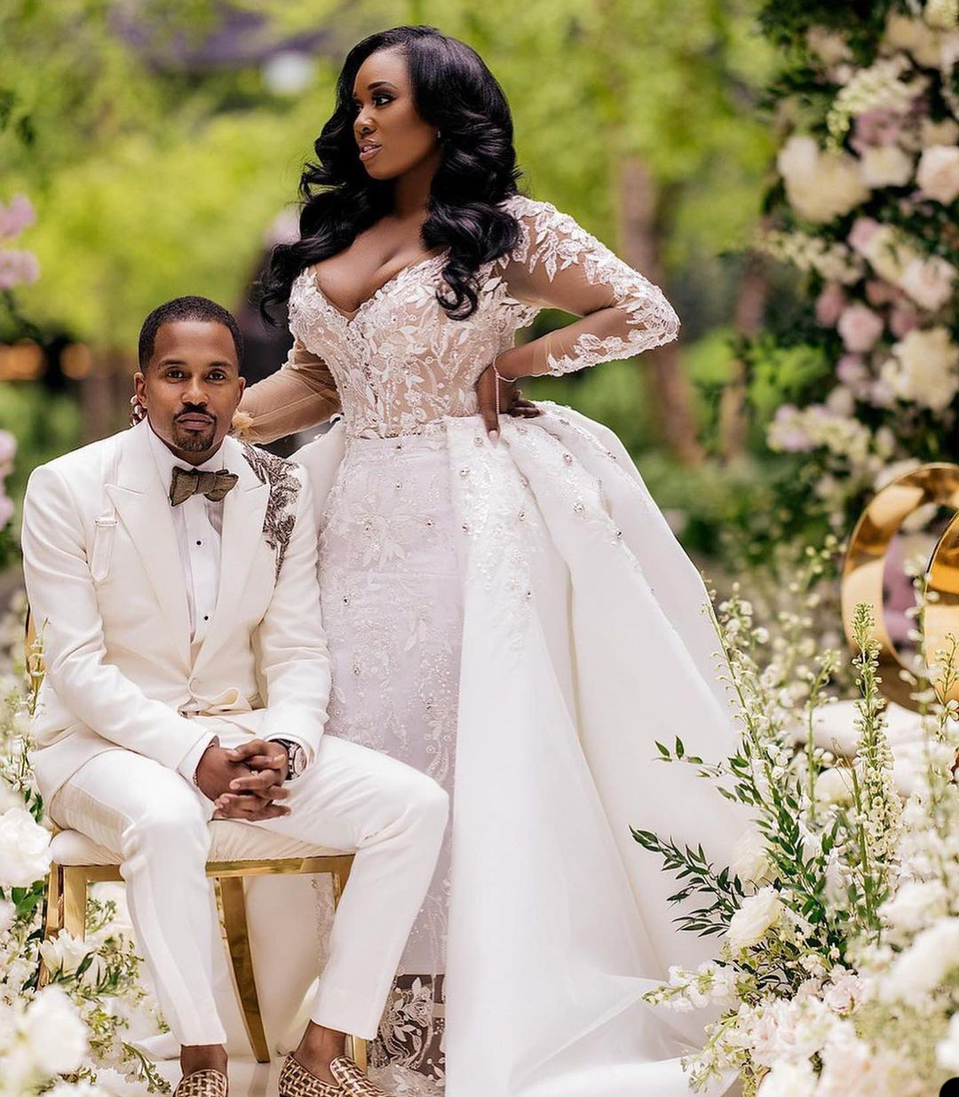 Plus Size Appliques African Wedding Dresses Beaded Bridal Gown Custom Made Deep V Neck Overskrits Lace Up Wedding Gowns
