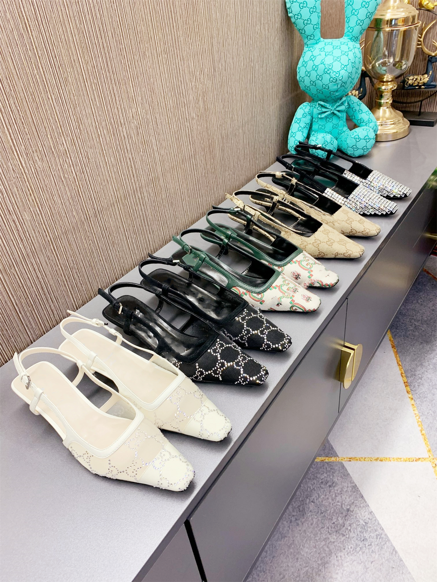 2022 spring and summer new sandals mesh inlaid Rhinestone small square head thin heel cool single shoes 35-41, Beige
2022 spring and summer new sandals mesh inlaid Rhinestone small square head thin heel cool single shoes 35-41, Beige