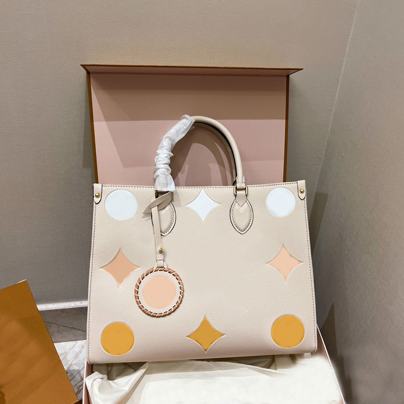 Classic Onthego Handbag Tote Shopping Bag Women Shoulder Bags Large Capacity Pocket Cowhide Leather Imprint Letters High Quality Lady Handbags Purse
Classic Onthego Handbag Tote Shopping Bag Women Shoulder Bags Large Capacity Pocket Cowhide Leather Imprint Letters High Quality Lady Handbags Purse