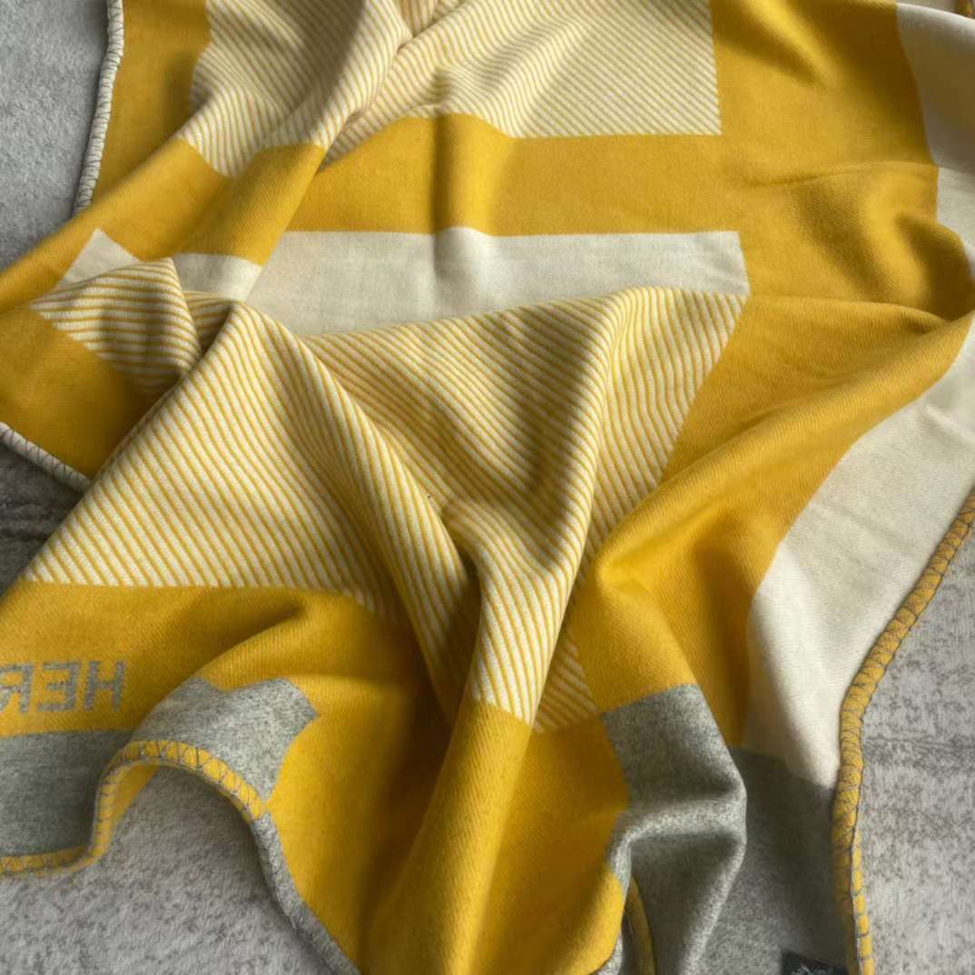 NEW Design Yellow Color Wool Blanket and Cushion Chrismas Gift Have Tag Dust Bag TOP VERY Thick Home Sofa Good Quailty Blankets TOP Selling Big Size
NEW Design Yellow Color Wool Blanket and Cushion Chrismas Gift Have Tag Dust Bag TOP VERY Thick Home Sofa Good Quailty Blankets TOP Selling Big Size