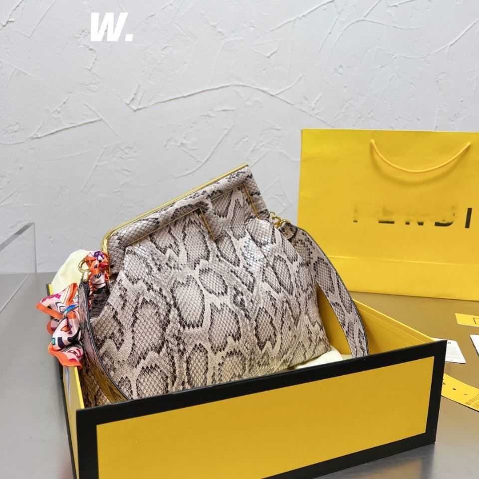 Top Quality Designer Bags New f Grab Handbag Grab Bag One Shoulder Messenger Crossbag Fashion Celebrity Lady White-collar Dinner Bag Snake Pattern Bag, White lines
Top Quality Designer Bags New f Grab Handbag Grab Bag One Shoulder Messenger Crossbag Fashion Celebrity Lady White-collar Dinner Bag Snake Pattern Bag, White lines