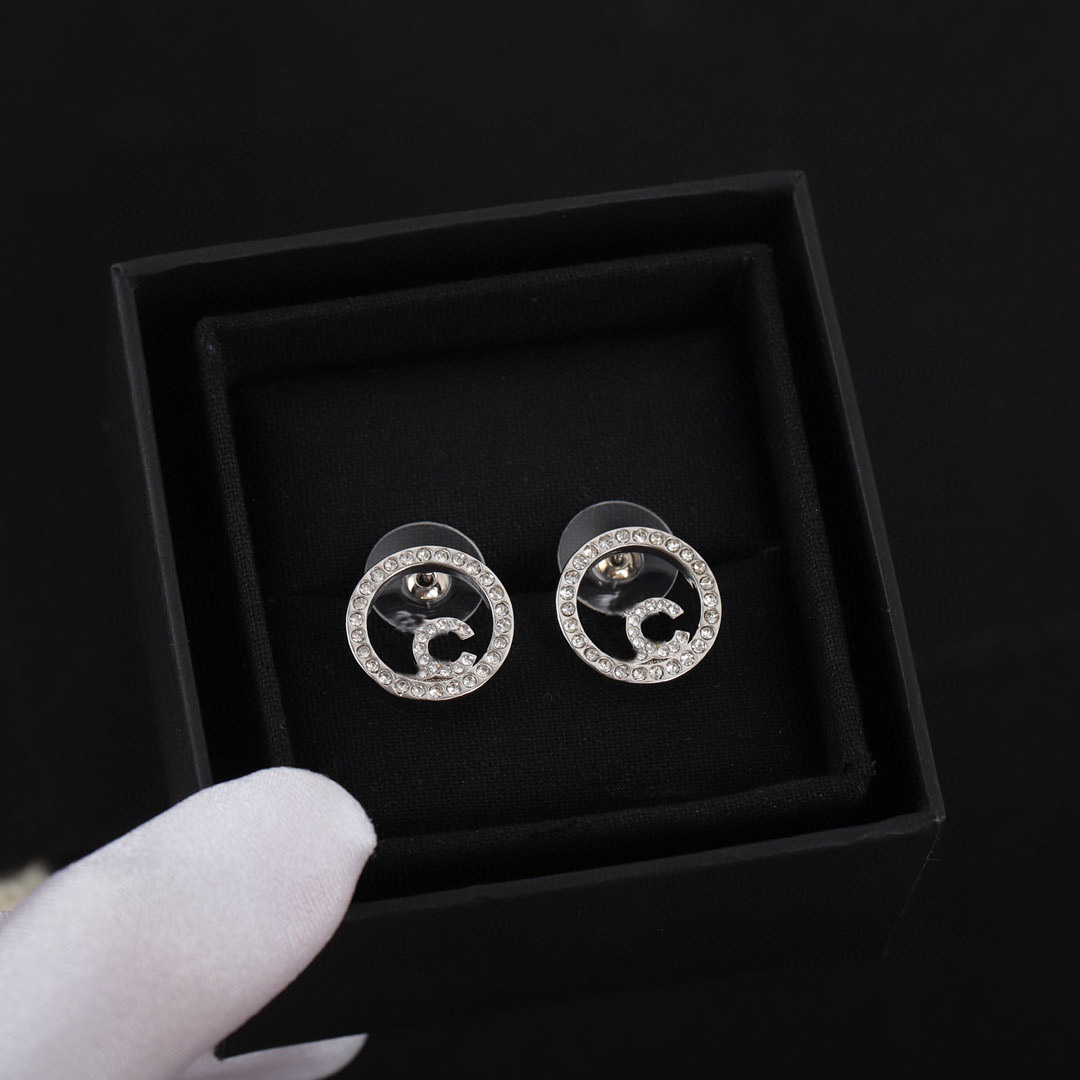 2022 Top quality Charm stud earring in platinum color and diamond for women wedding jewelry gift have box stamp PS4167A
2022 Top quality Charm stud earring in platinum color and diamond for women wedding jewelry gift have box stamp PS4167A