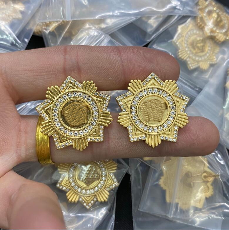 Fashion new designed earring Stud love heart V Letters pendants Banshee Medusa head portrait 18K gold plated women Earring ladies Designer Jewelry VE1684
Fashion new designed earring Stud love heart V Letters pendants Banshee Medusa head portrait 18K gold plated women Earring ladies Designer Jewelry VE1684