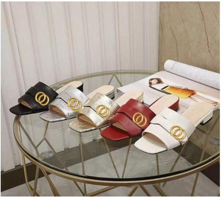 Designer Summer Beach slippers fashion Loafers Lazy Low heeled flops leather Letters lady Cartoon Slides women shoes Metal Ladies Sandals Large size 35-38-42
Designer Summer Beach slippers fashion Loafers Lazy Low heeled flops leather Letters lady Cartoon Slides women shoes Metal Ladies Sandals Large size 35-38-42