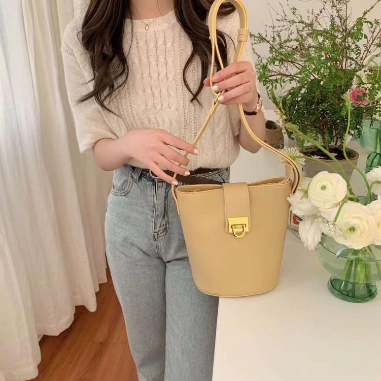 Bucket Bag Spring Solid Color Simple Metal Lock One Shoulder Crossbody Women's Bag, Black
Bucket Bag Spring Solid Color Simple Metal Lock One Shoulder Crossbody Women's Bag, Black