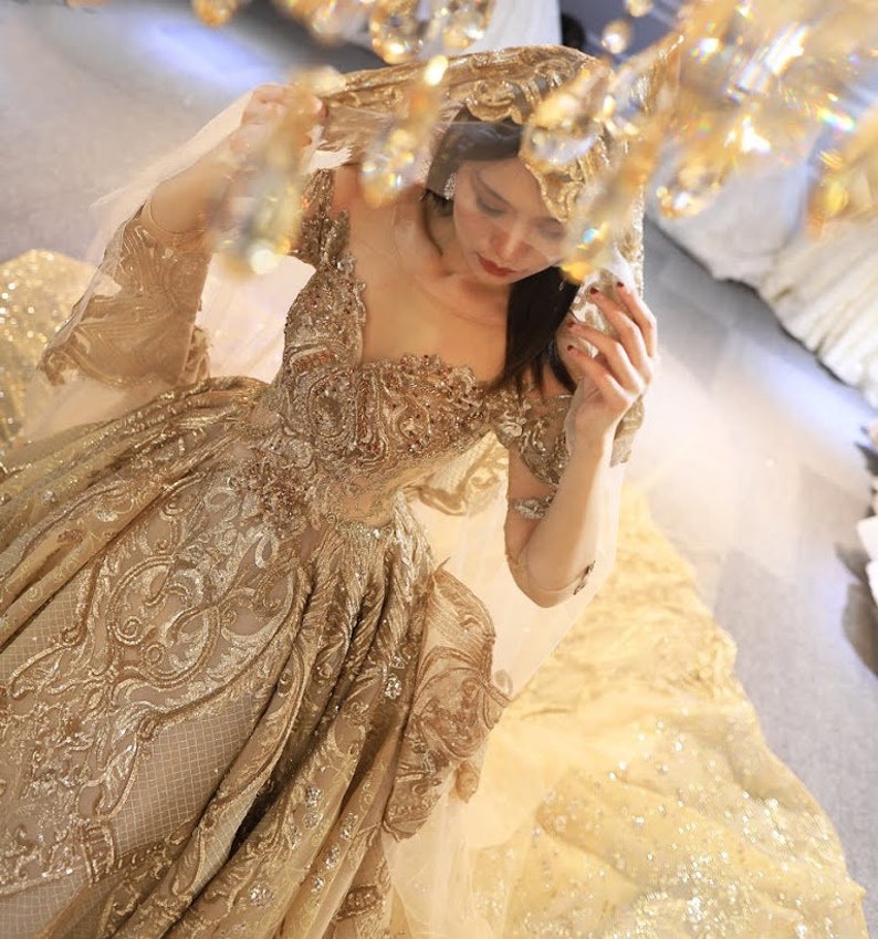 2022 Dubai Luxurious Golden Wedding Dress Princess Fairy Tale Bridal Ball Gown Long Royal Train Illusion Neck Vintage Glitter Sequins Bride Dresses Cu