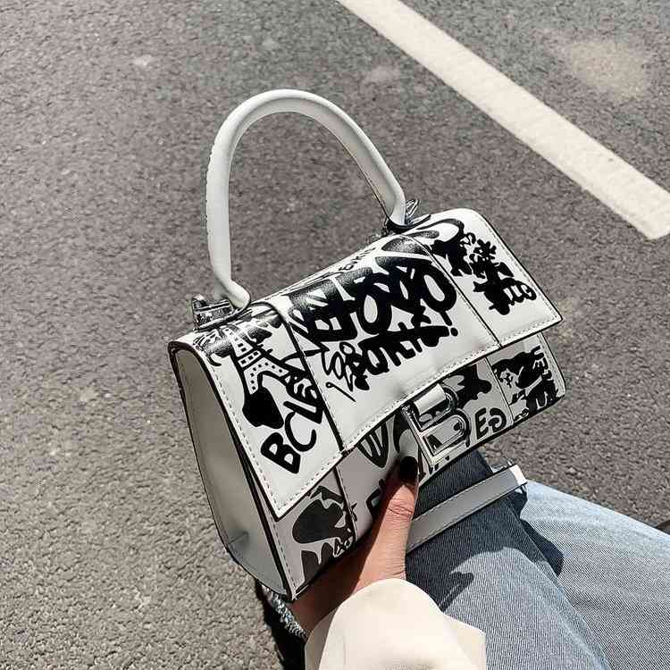 2022 new trendy New style personality trend graffiti one shoulder hand simple styling chain large capacity women's bag, White
2022 new trendy New style personality trend graffiti one shoulder hand simple styling chain large capacity women's bag, White
