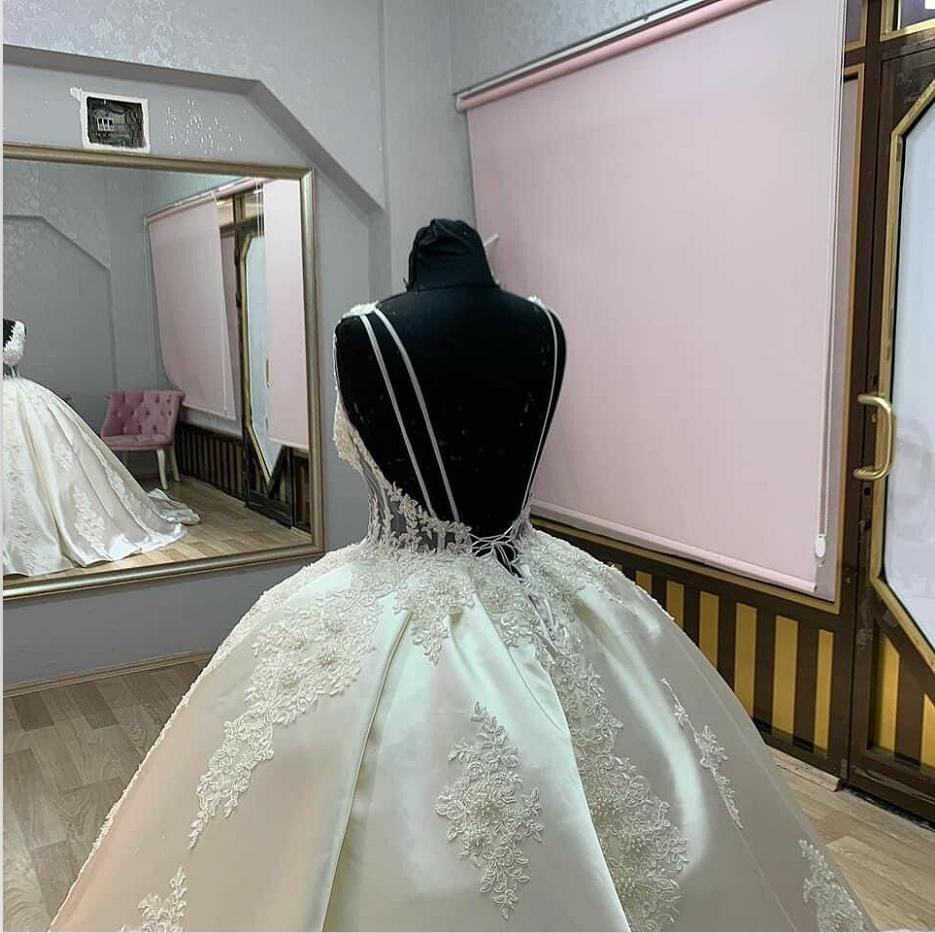 Princess Ball Gown Wedding Dresses Shiny Appliques V Neck Lace Up Sequins Satin Sleeveless Backless or Length Train Vintage Robes De Soiree
