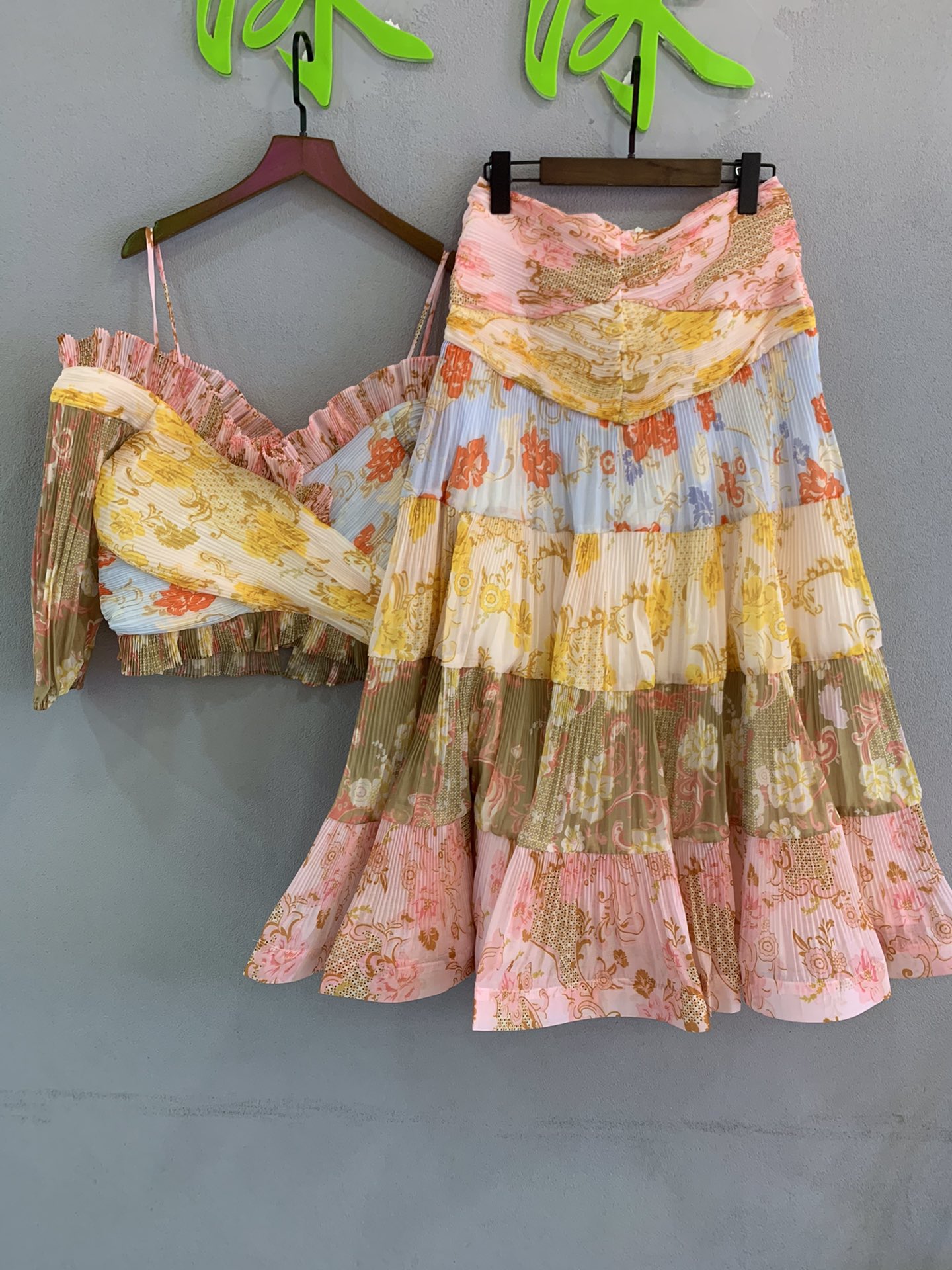 2022 spring and summer new Two Piece Dress suspender crimping pompous suit printed top printed cake skirt, Multi
2022 spring and summer new Two Piece Dress suspender crimping pompous suit printed top printed cake skirt, Multi