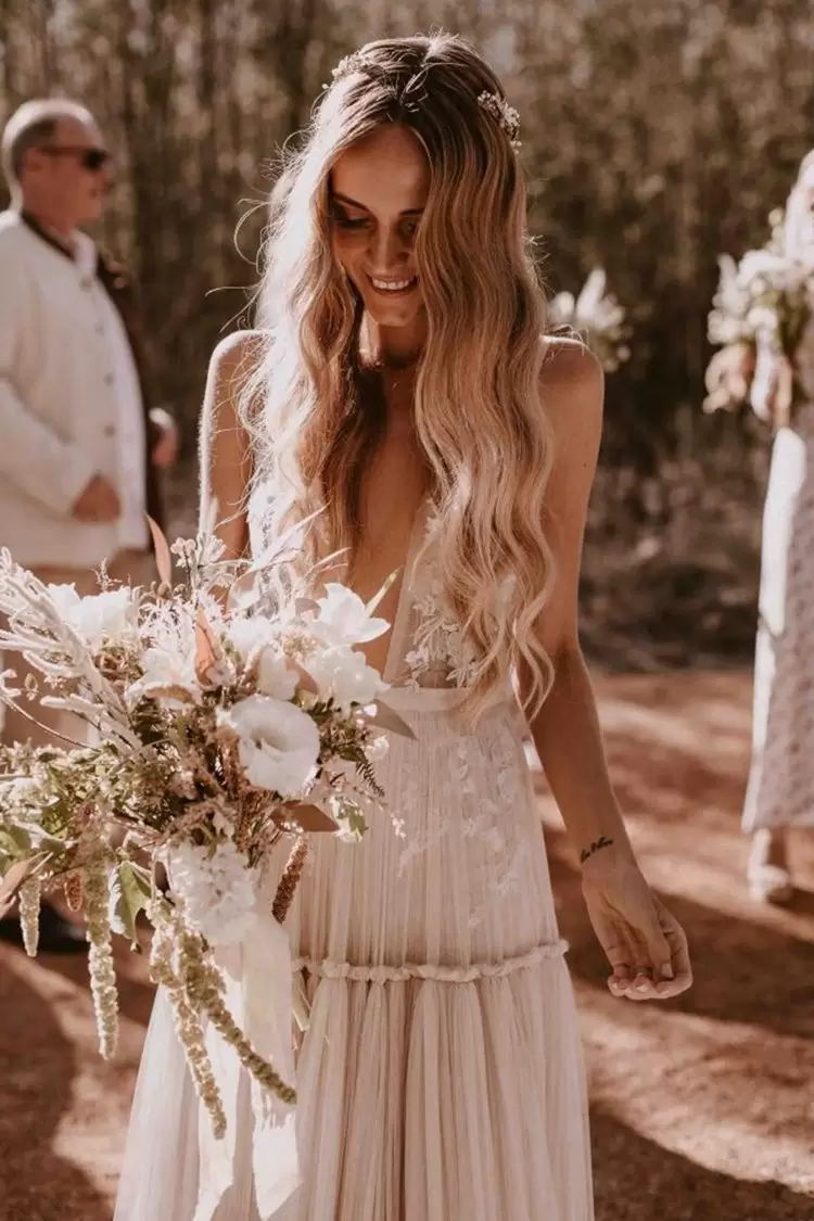 Princess A-Line Wedding Dresses Sexy Hollow Lace Appliqued Chiffon V Neck Floor Length Train Sleeveless Illusion Tulle Boho Wedding Gowns Plus Size Pearls Backless, Red
Princess A-Line Wedding Dresses Sexy Hollow Lace Appliqued Chiffon V Neck Floor Length Train Sleeveless Illusion Tulle Boho Wedding Gowns Plus Size Pearls Backless, Red