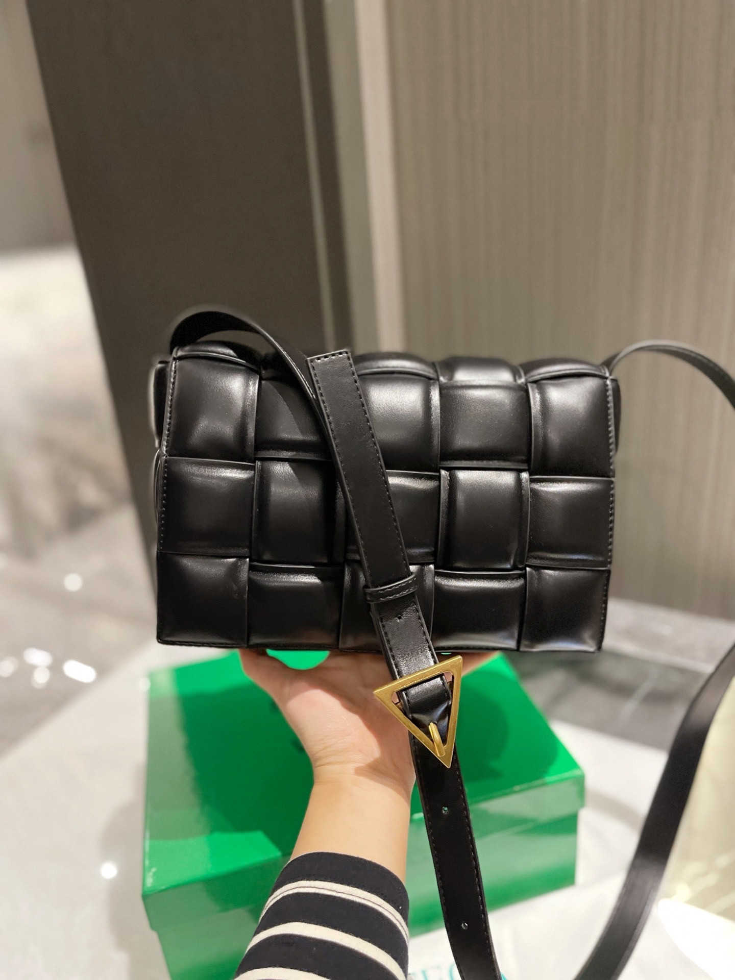 2021 latest messenger bag, shoulder box, woven pillow, versatile design, ladies high-quality leather, fashionable high-end small square bag
2021 latest messenger bag, shoulder box, woven pillow, versatile design, ladies high-quality leather, fashionable high-end small square bag