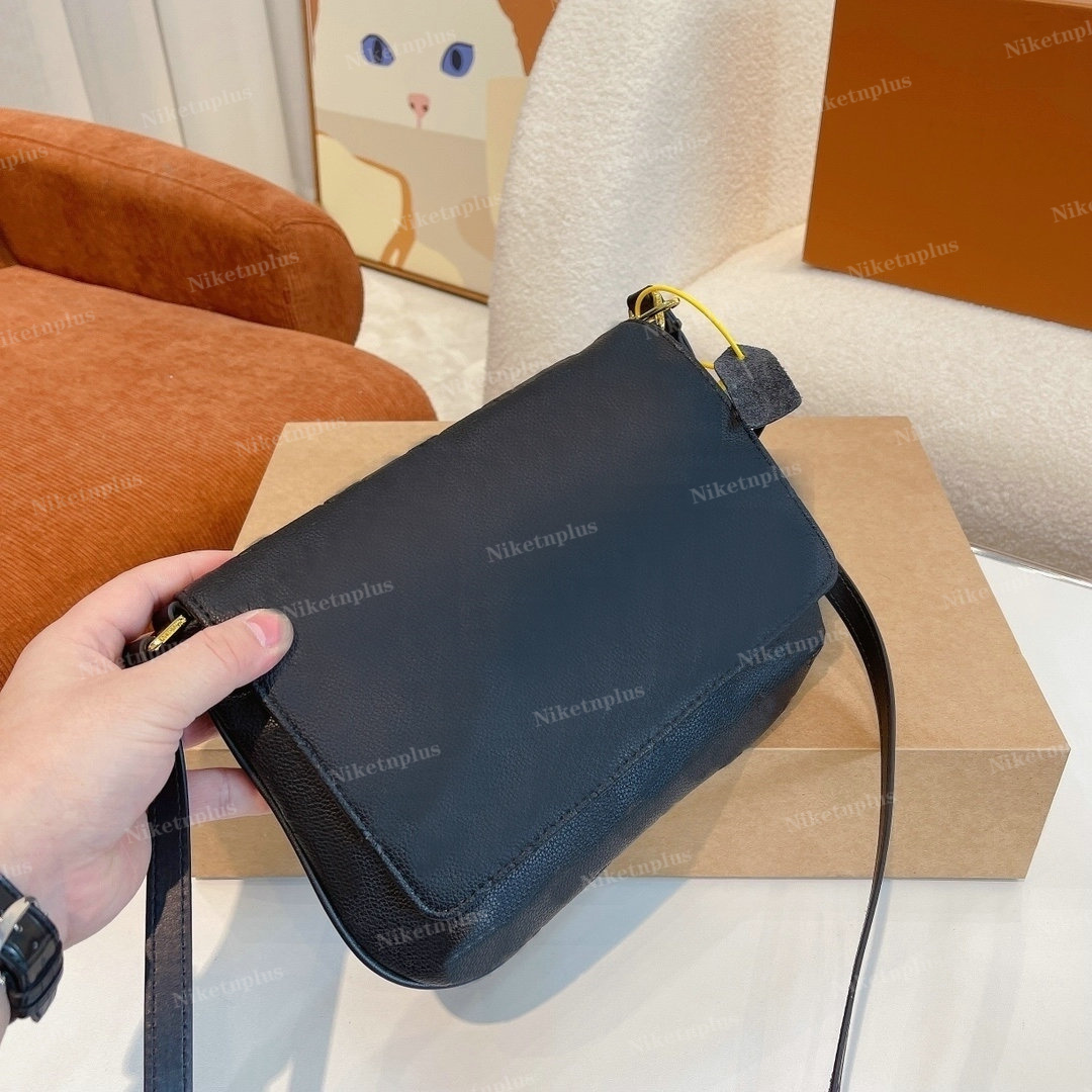 Luxury designers Men Embossed pattern Black leather Trio Messenger bag deformable with Pendant Suction buckle super handsome mens Crossbody Bag, #1
Luxury designers Men Embossed pattern Black leather Trio Messenger bag deformable with Pendant Suction buckle super handsome mens Crossbody Bag, #1