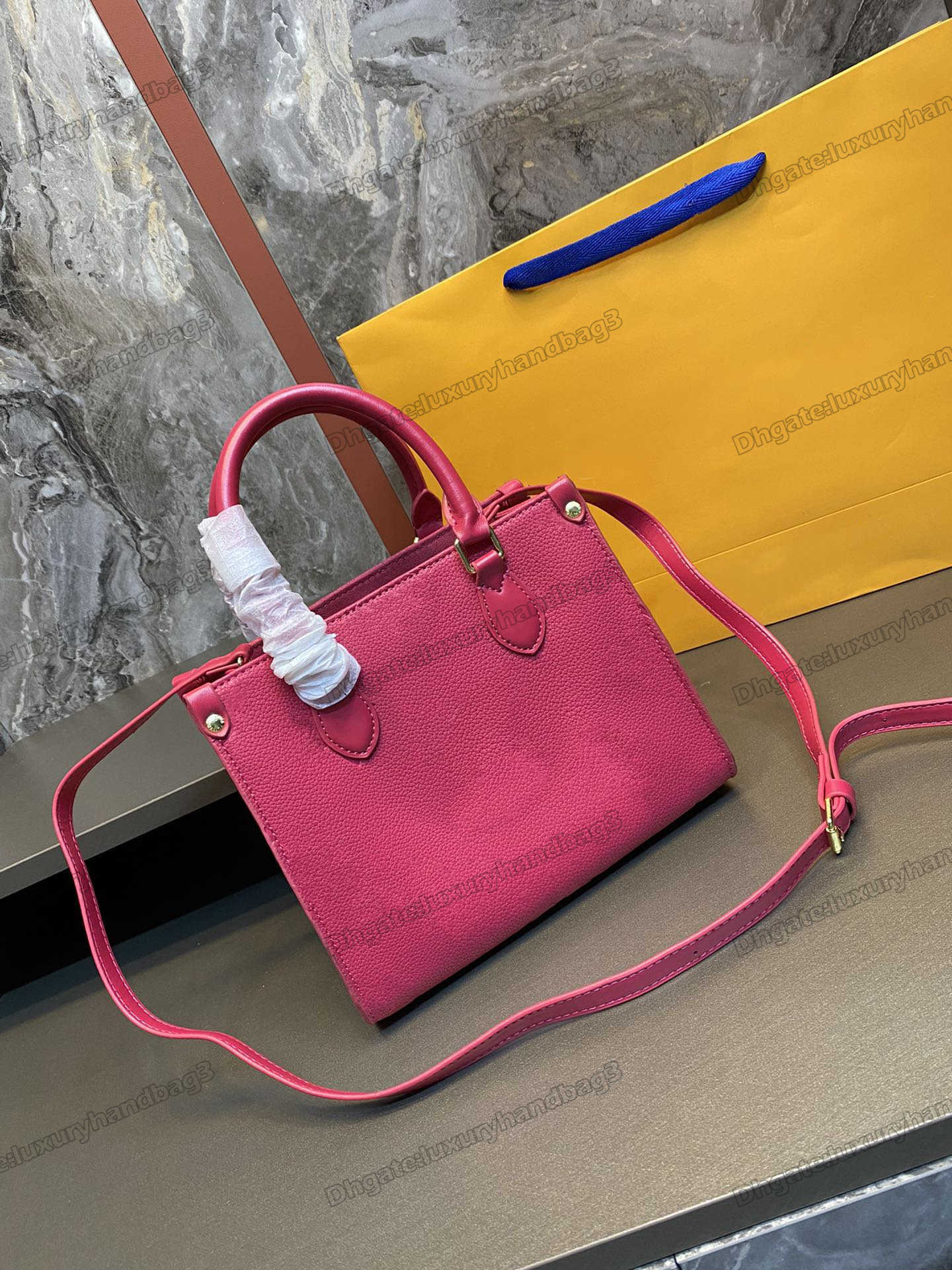 ONTHEGO 25cm Mini Tote Bag Embossed Giant Monograms Pattern Womens Designer Luxurys On the Go PM Handbag, Color 1#
ONTHEGO 25cm Mini Tote Bag Embossed Giant Monograms Pattern Womens Designer Luxurys On the Go PM Handbag, Color 1#