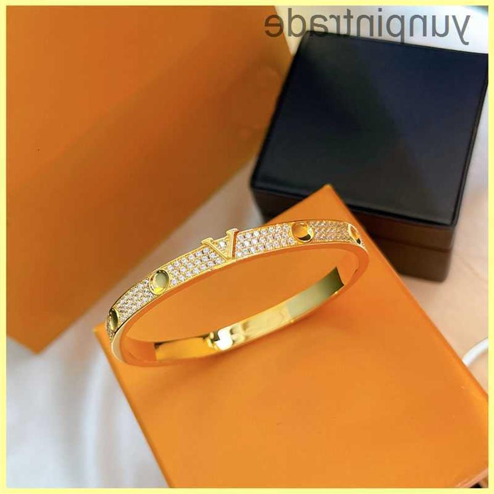 Designer Bracelet Mens Womens Full Diamond Letters Gold Bracelets for Women Jewelry Luxury Love l Brands Alloy Material bracelets 299w
Designer Bracelet Mens Womens Full Diamond Letters Gold Bracelets for Women Jewelry Luxury Love l Brands Alloy Material bracelets 299w