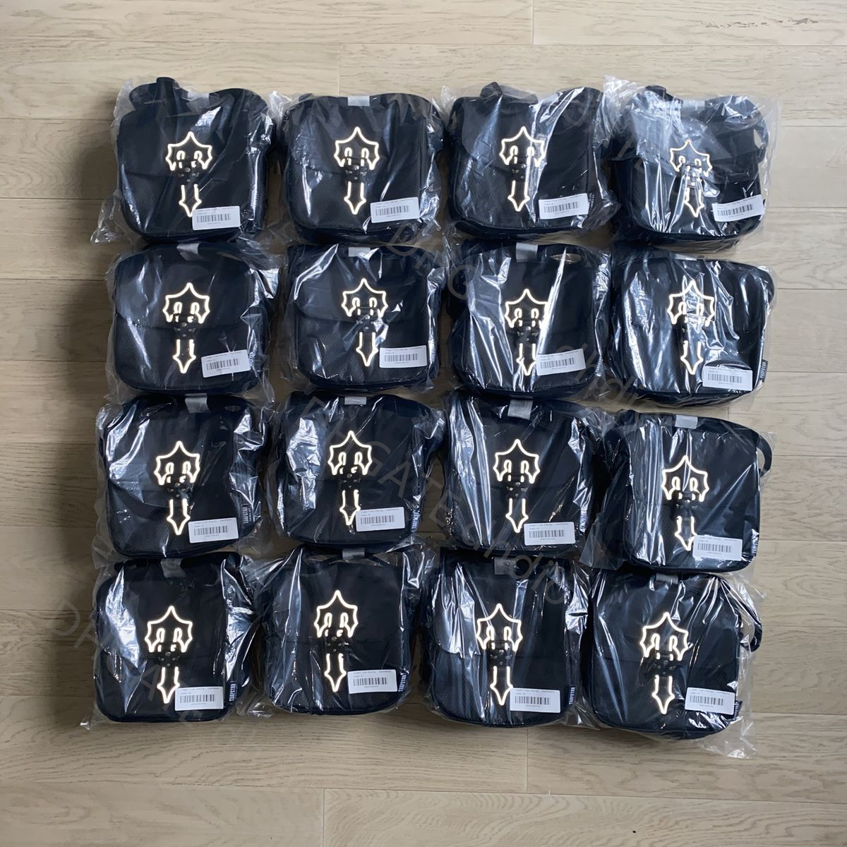 Trapstar reflective bag designer design trendy bag fashion one-shoulder men and women couples cross letters trend messenger refl ective, Black 
Trapstar reflective bag designer design trendy bag fashion one-shoulder men and women couples cross letters trend messenger refl ective, Black